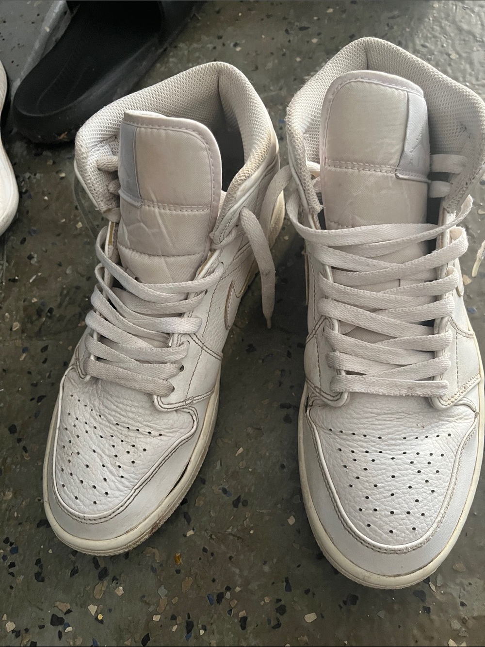 Jordan 1 triple White Mid-Top Leather Sneaker shoe athletic retro men 8.5 - Picture 3 of 12